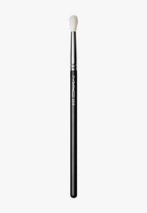 MAC 221S blandebørste med et slankt svart håndtak, sølv ferrule og myke hvite bust, designet for presis påføring.