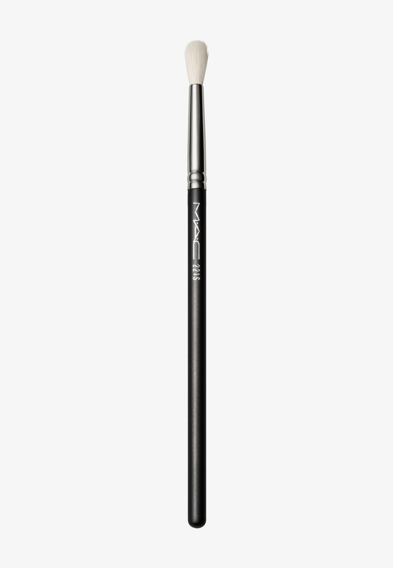 MAC 221S blendingborstel met een slanke zwarte handgreep, zilveren ferrule en zachte witte haren, ontworpen voor nauwkeurige applicatie.