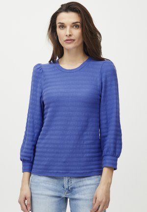 Pull bleu avec des rayures texturées, encolure ronde et manches bouffantes trois-quarts. Fabriqué en matériau tricoté doux.