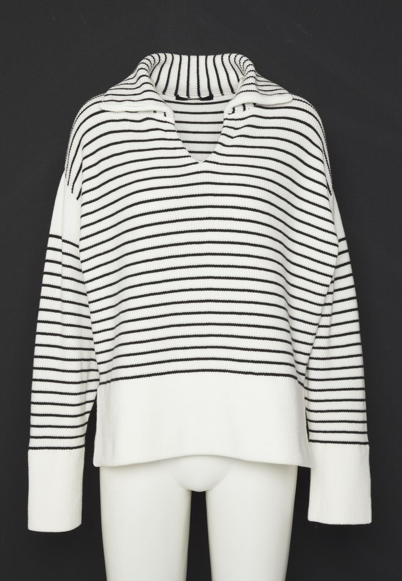Pull en maille blanc à rayures horizontales noires, doté d'un large col et de manches longues, présenté sur un mannequin devant un fond noir.