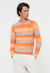 Maglione a costine in gradiente arancione, corallo e grigio. Presenta un collo rotondo e un piccolo logo nero e giallo sul petto sinistro.