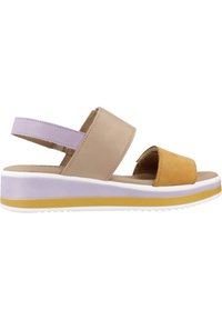 Sandale avec une tige en cuir beige, une bride à orteil jaune et une bride à la cheville lilas. Caractérisée par une semelle surélevée blanche et jaune avec un fond texturé.