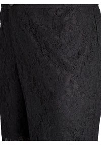 Pantaloni corti neri in pizzo con un motivo floreale e una texture delicata, vita liscia e una vestibilità stile sartoriale.