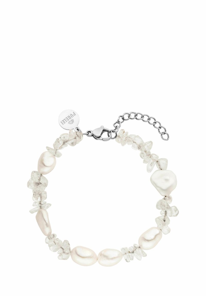 Perlen- und Kristallarmband mit unregelmäßigen weißen Perlen und transparenten Bergkristallen, gesichert mit einem Silberverschluss und verstellbarem Kettchen.