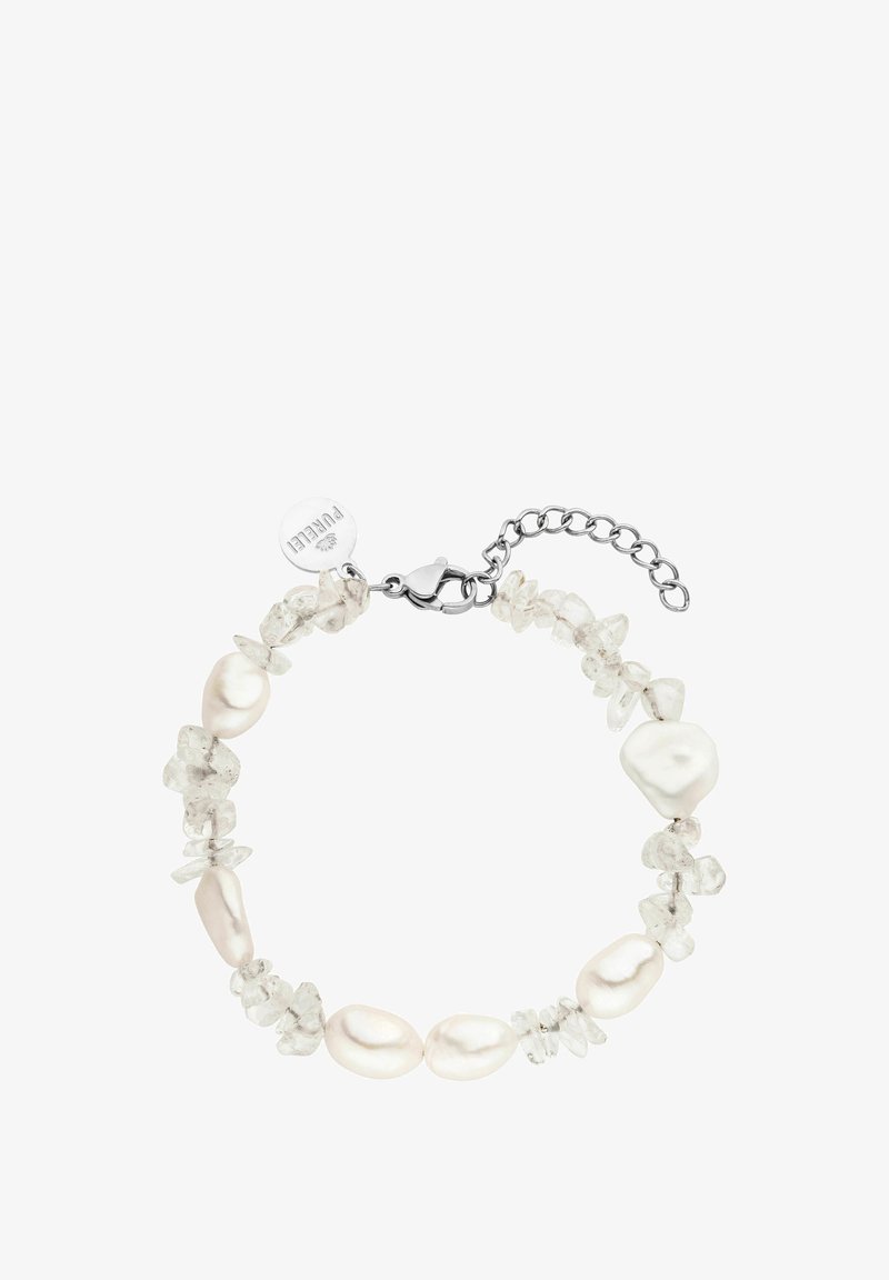 Perlen- und Kristallarmband mit unregelmäßigen weißen Perlen und transparenten Bergkristallen, gesichert mit einem Silberverschluss und verstellbarem Kettchen.