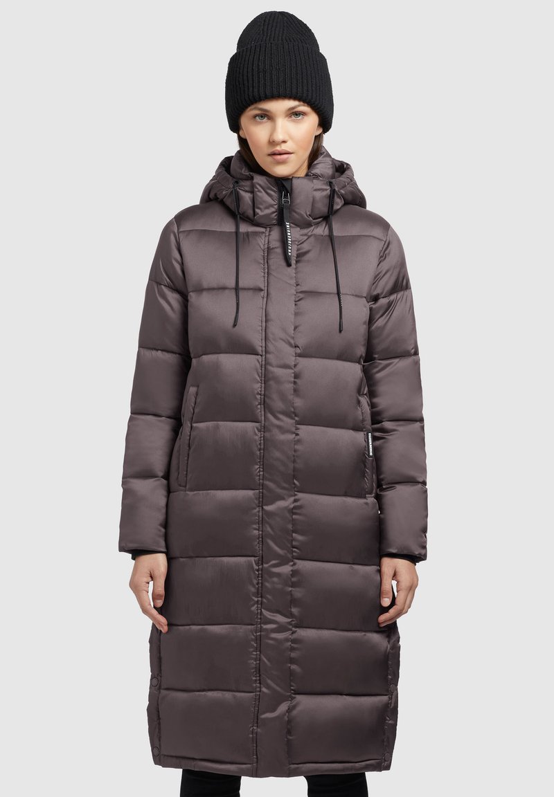 Lång pufferjacka i mörkgrått, med huva, justerbara dragsnören och kviltad design, samt sidofickor och tryckknappar.