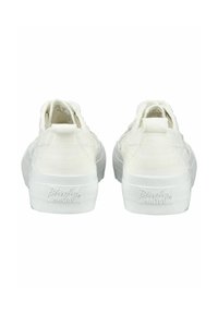 Paar weiße Canvas-Sneakers mit niedrigem Schaft, von hinten gesehen, mit dem Logo "Blowfish Malibu" auf der Gummisohle der Ferse.