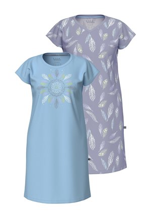 Twee nachthemden: de voorste lichtblauw met een cirkelvormig veren- en mandaladesign, de achterste lavendel met een verspreid verenpatroon.