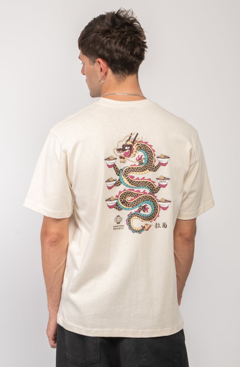 Camiseta de algodón color crema con un gráfico colorido de un dragón con cuencos de fideos, impreso en la parte posterior, cuello redondo y mangas cortas.