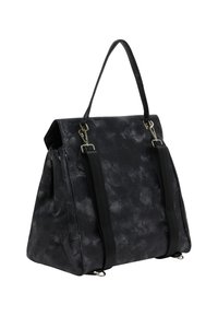 Bolso de pellejo sintético negro con un acabado texturizado. Con características de doble asa, correas ajustables y una forma estructurada. Acentos de hardware en plata.