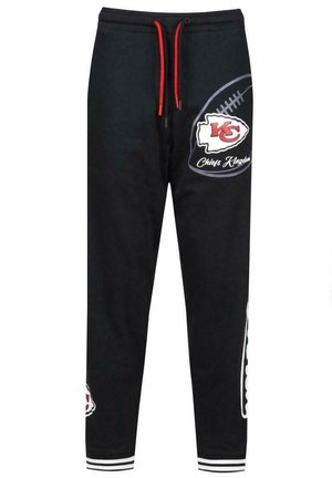 Schwarze Jogginghosen mit roten Kordeln, weißen Akzenten und aufgedruckten Fußball- und Logodetails an den Beinen. Mit Bündchen an den Knöcheln für eine figurbetonte Passform.