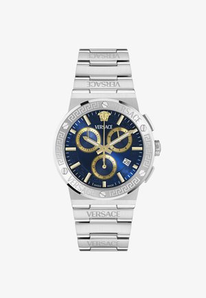 Ceas din oțel inoxidabil argintiu cu un cadran albastru, accente aurii, trei sub-cadrane și logo-ul Versace embosat. Prezintă o ramă modelată și un brățară.