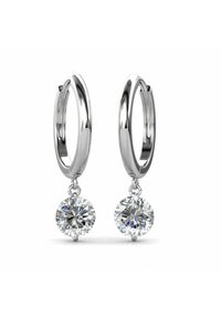 Orecchini a cerchio in argento con una finitura lucida e gemme trasparenti e scintillanti di forma circolare appese a ciascun orecchino.