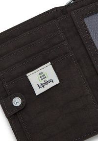 Portafoglio in tessuto marrone scuro sicuro per RFID, con più slot per carte, una chiusura a scatto e un’etichetta Kipling visibile. Tessuto interno testurizzato.