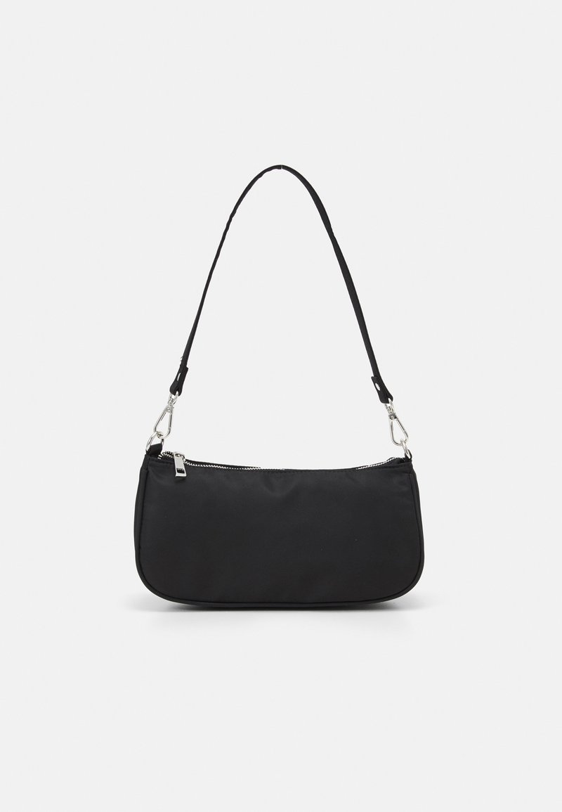Schwarze Nylon-Schultertasche mit geschwungener Form, silbernem Reißverschluss und verstellbarem Riemen. Verfügt über eine glatte Textur und ein minimalistisches Design.