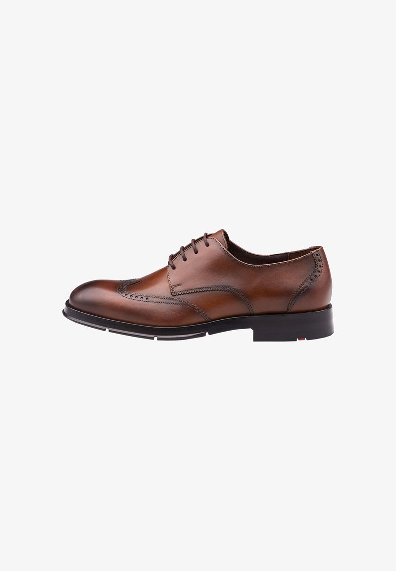 Scarpa da uomo in pelle marrone con punta rotonda, dettagli brogue intricati e chiusura con lacci a cinque occhielli. Presenta una suola nera con accento rosso.