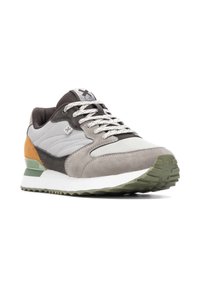 Zapatilla gris y beige con materiales de malla y ante, que cuenta con una entresuela blanca, suela verde y un acento en el talón naranja. Diseño con cordones.