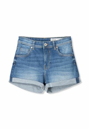 Short en jean bleu avec revers roulés, bouton et fermeture éclair à l'avant, poches avant et petite poche à monnaie, posé à plat sur fond blanc.