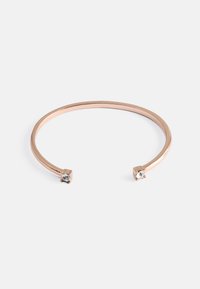 Pulseira aberta em metal rosa dourado com acabamento suave, apresentando dois acentos quadrados definidos com gemas transparentes em ambas as extremidades.