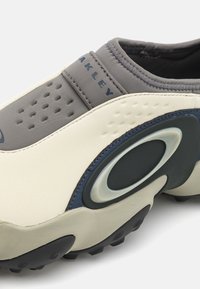 Oakley EDGE ICON - Golfsko - cream/navy
