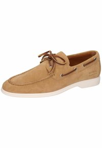 Beige Wildleder-Bootsschuh mit einer runden Zehenform. Enthält Lederbänder, Metallösen und eine weiße Gummisohle. Branding an der Seite.
