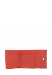 Portefeuille en cuir rouge avec une texture lisse, trois emplacements pour cartes et une fermeture à pression. Compact, au design minimaliste et sans éléments métalliques visibles.