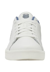 Białe sneakersy z teksturowanym skórzanym wierzchem, niebieskimi akcentami na kołnierzu i płaskimi białymi sznurówkami. Z logo K-Swiss na języku.