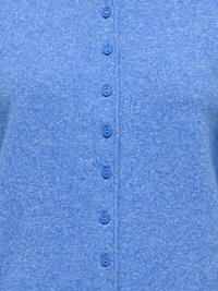 Cardigan bleu clair à la texture douce, avec une rangée de boutons bleus sur le devant et un design épuré et simple.