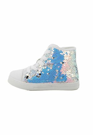 Sneakers bianche alte con paillettes iridescenti blu, rosa e argento che coprono il lato, con lacci e suola bianchi.