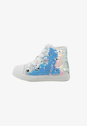 Sneakers bianche alte con paillettes iridescenti blu, rosa e argento che coprono il lato, con lacci e suola bianchi.