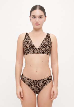 Bikini con stampa leopardata caratterizzato da un top a profondo scollo a V e da un pantaloncino abbinato a vita bassa, realizzato in un tessuto liscio e elasticizzato.