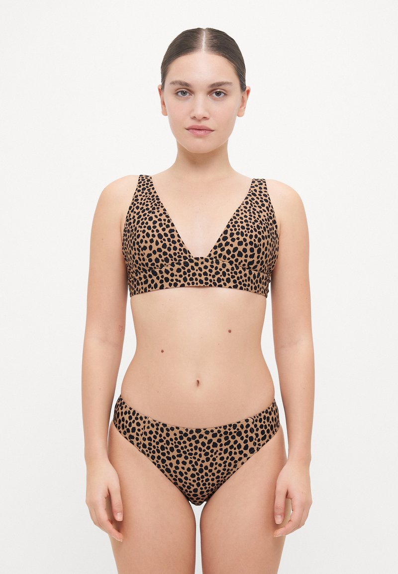 Bikini imprimé léopard avec un haut à décolleté en V profond et un bas taille basse assorti, fabriqué en tissu lisse et extensible.