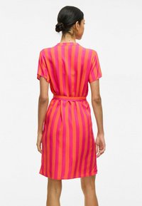 VILA KURZ - Marškininė suknelė - tigerlily