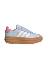 Baskets Adidas bleu clair avec languette rose au talon, bandes blanches, semelle épaisse marron et lacets bleu clair, vues de côté sur fond blanc.