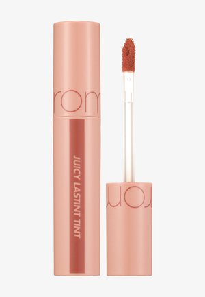 Roze lip tint in een cilindervormige tube met een glanzende afwerking. Beschikt over een heldere applicator en een label met de tekst "JUICY LAST TINT."