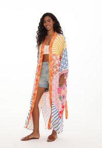 Kolorowy, wzorzysty kimono z paskami, kwiatowymi nadrukami i geometrycznymi wzorami w odcieniach pomarańczowego, niebieskiego, różowego i żółtego. Lekka tkanina, otwarty fason.