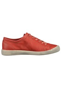 Rote Leder-Sneaker mit abgerundetem Zehenbereich, kontrastierender heller Sohle und Schnürsenkeln in passender Farbe zum Obermaterial. Glatte Textur und minimale Nähdetails.