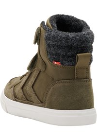 Zielonooliwkowe trampki za kostkę wykonane z zamszu, z szarym kolarzem z polaru, białą gumową podeszwą i zapięciem na rzep.