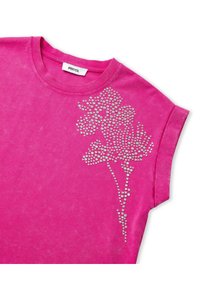 Roze t-shirt met korte mouwen, met een bloemenontwerp gemaakt van glanzende rhinestones aan de linkerkant. Zacht, licht gestructureerd materiaal.
