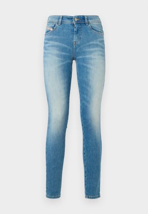 Kitsad teksad helesinises denimis, millel on kulunud viimistlus. Omab nupuvajutuse ja luku kinnitust, viit taskut ning klassikalist viie tasku disaini.