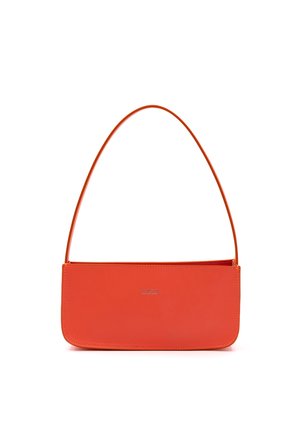 Borsa a spalla in pelle rossa con tracolla sottile, forma rettangolare e texture liscia. Presenta un logo sottile sulla parte anteriore.