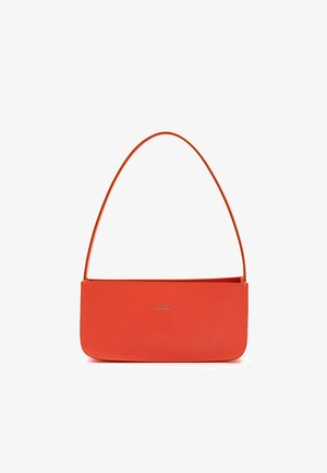 Borsa a spalla in pelle rossa con tracolla sottile, forma rettangolare e texture liscia. Presenta un logo sottile sulla parte anteriore.