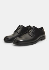 Scarpe eleganti in pelle nera con finitura liscia, punta rotonda, lacci a sei fori e suola in gomma a profilo basso. Design minimalista, senza motivi.