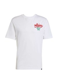 Hvid bomulds t-shirt med korte ærmer, med broderet logo og tekst i rød og grøn på venstre bryst. Enkel rund hals design.