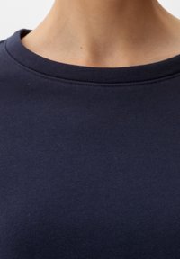 Marinblå bomulls T-shirt med kort ärm, med en mjuk yta och förstärkt söm runt halsringningen.