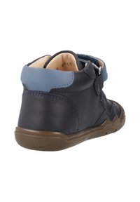 Navyblauwe leren enkellaars met een zachte, tan kleurige binnenzijde en lichtblauwe accenten. Voorzien van een klittenbandsluiting en een gestructureerde rubberen zool.