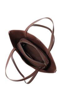 Borsa a spalla in pelle marrone con una finitura texture, dotata di due manici e di una tasca interna con cerniera. Design aperto, ampio scomparto interno.