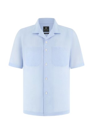 Chemise bleu clair manches courtes à boutons, avec deux poches poitrine et col camp, présentée sur un fond blanc uni.