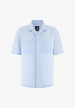 Chemise bleu clair manches courtes à boutons, avec deux poches poitrine et col camp, présentée sur un fond blanc uni.