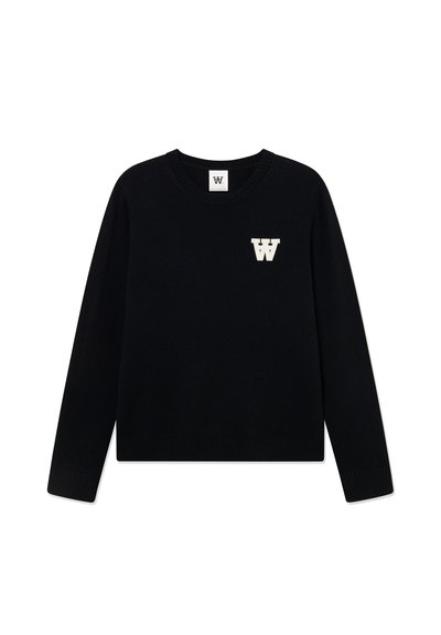 Suéter negro de punto con cuello redondo, mangas largas y un logo blanco "W" en el pecho. La tela parece suave con puños acanalados.